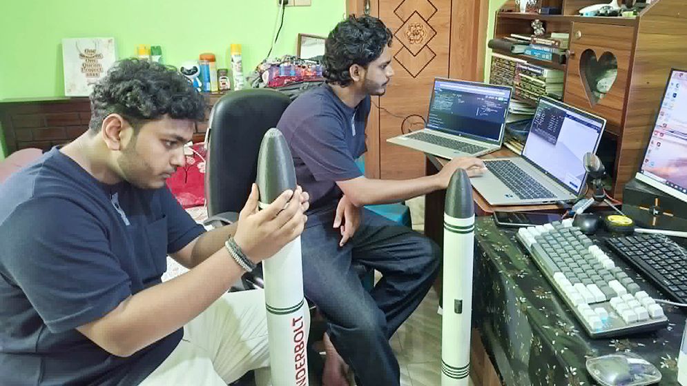 আগৈলঝাড়ায় ঘণ্টায় ৩শ কিমি গতির মিসাইল ও রকেট বানালেন মামা-ভাগ্নে