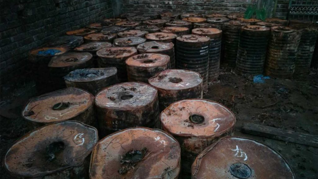 পিরোজপুরে ১১ হাজার ৯০০ লিটার চোরাই বিটুমিন উদ্ধার