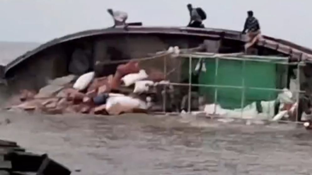 মনপুরা-তজুমুদ্দিন নৌরুটে যাত্রীসহ পণ্য বোঝাই ট্রলারডুবি