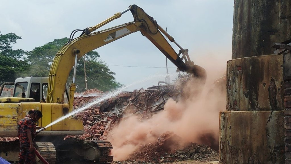 কলাপাড়ায় তিন ইটভাটায় অভিযান, ৪ লাখ টাকা জরিমানা