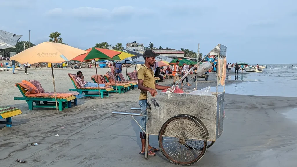 কুয়াকাটায় অসহনীয় লোডশেডিংয়ে নাজেহাল পর্যটক