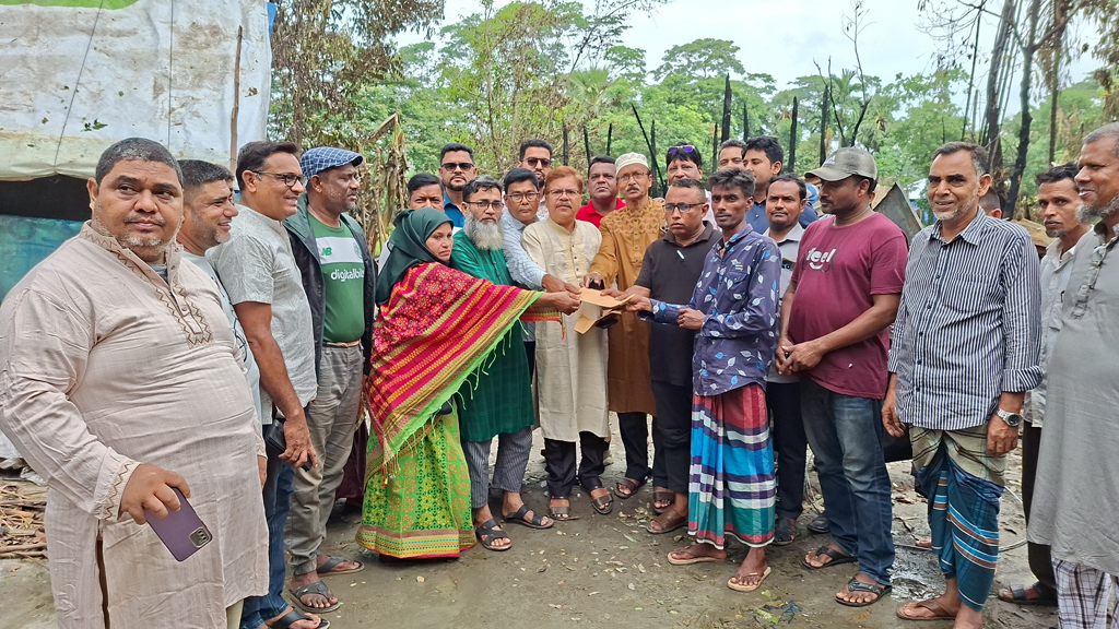 আগৈলঝাড়ায় অগ্নিকাণ্ডে ক্ষতিগ্রস্ত তিন পরিবারকে জেলা পরিষদের আর্থিক সহায়তা