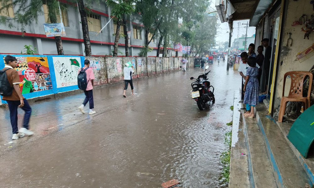 বেতাগীতে বৃষ্টি হলেই বিদ্যালয়ের সামনে জলাবদ্ধতা