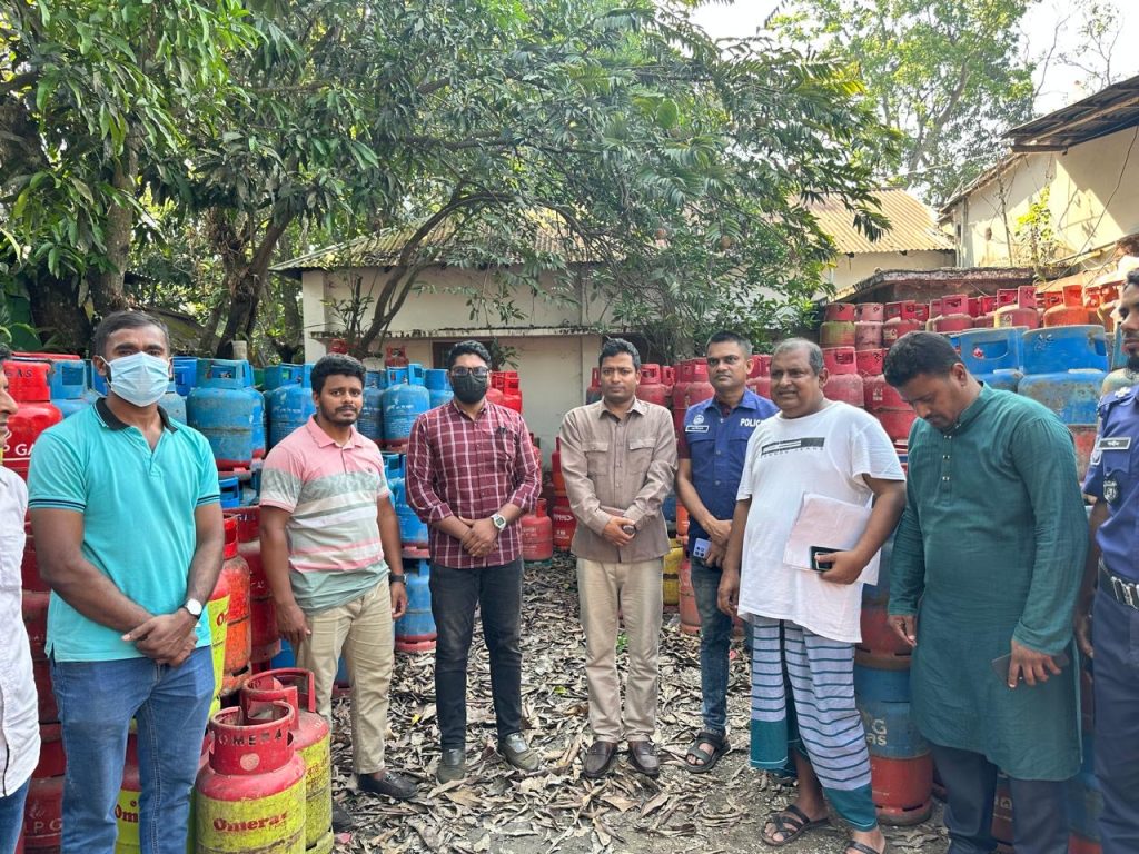 বানারীপাড়ায় গ্যাস সিলিন্ডার মজুদ ও অতিরিক্ত দামে বিক্রির অভিযোগে ডিলারকে লাখ টাকা জরিমানা