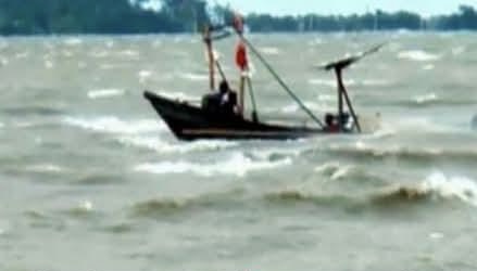 রাঙ্গাবালীর চরমোন্তাজে আকস্মিক ঝড়ে ট্রলার ডুবি