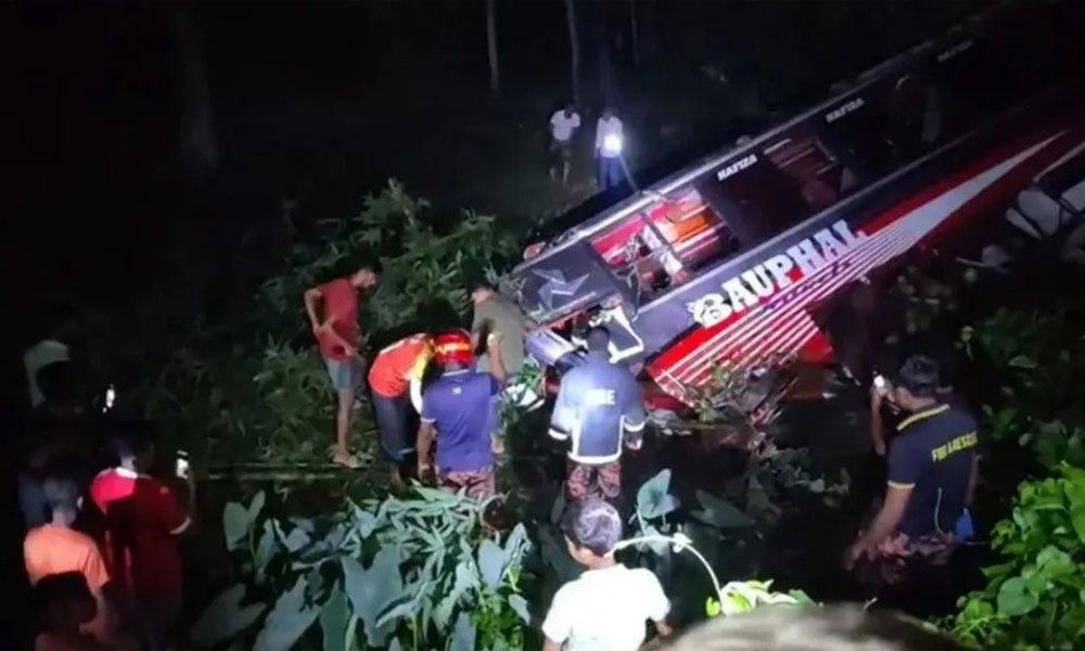 বাউফলে নিয়ন্ত্রণ হারিয়ে মধ্যরাতে ঢাকাগামী বাস খাদে, নিহত ১