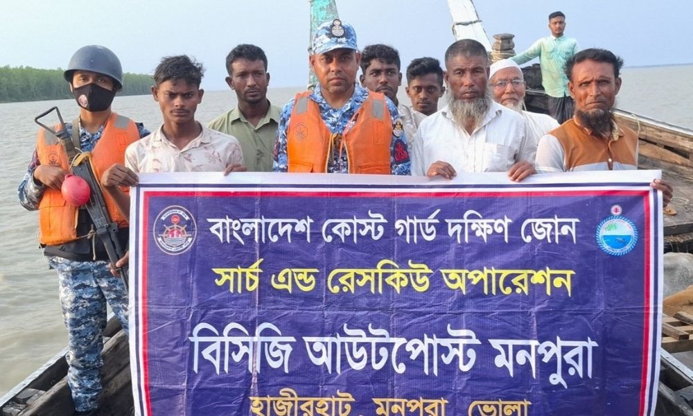 মেঘনা নদীতে ঝড়ের কবলে ১২ যাত্রী, কোস্ট গার্ডের সহায়তায় উদ্ধার