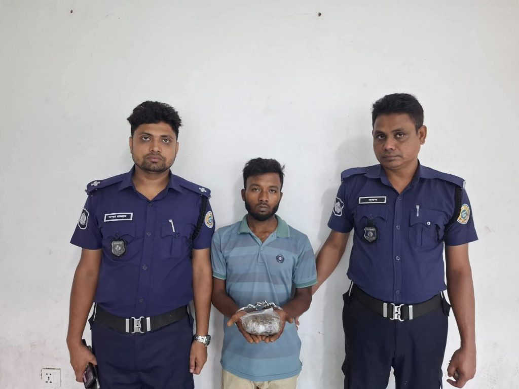 হিজলায় গাঁজাসহ মাদক ব্যবসায়ী আটক