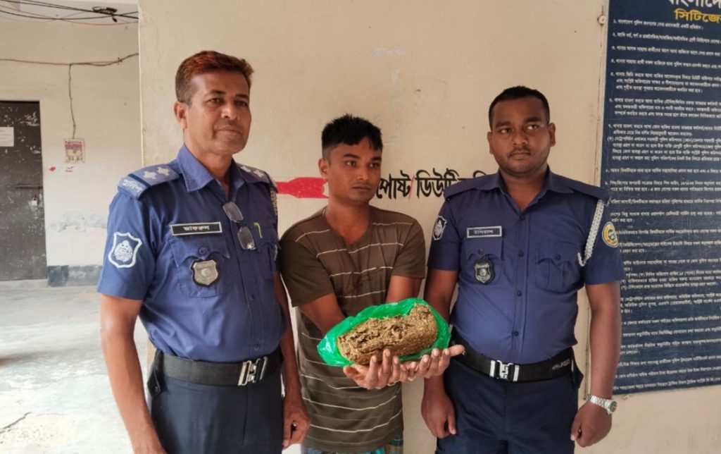 মঠবাড়িয়ায় আধা কেজি গাঁজাসহ মাদক ব্যবসায়ী গ্রে’ফ’তা’র