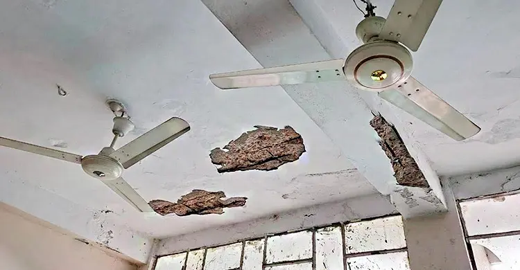 বিসিসি নগর ভবন: ছাদ থেকে খসে পড়ছে পলেস্তারা, দেওয়ালে বড় বড় ফাটল