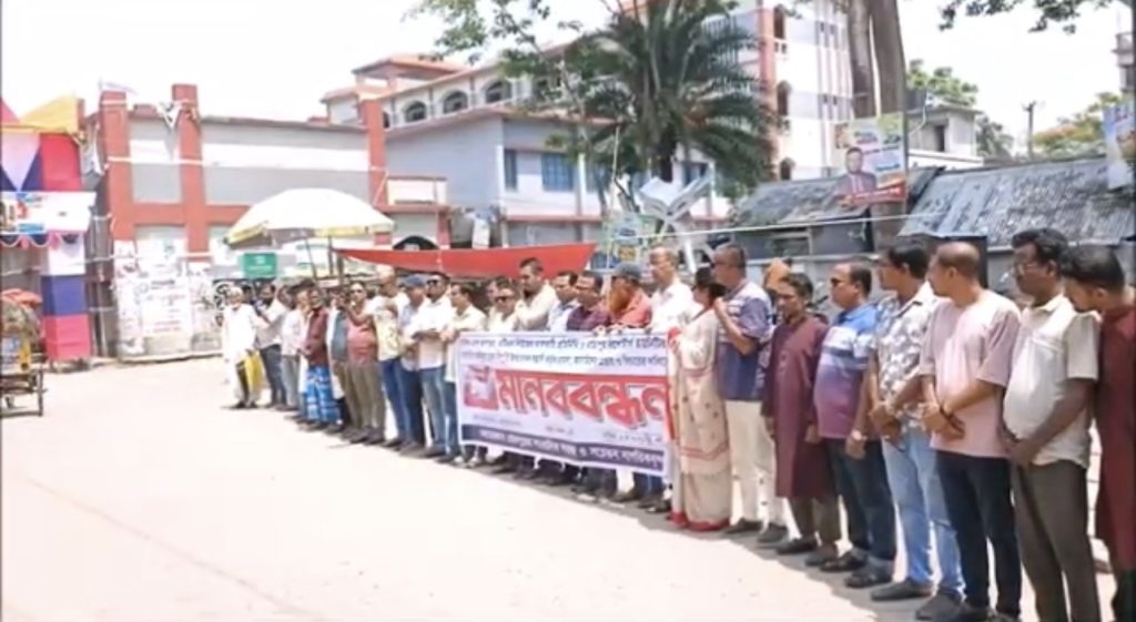 ঝালকাঠিতে এটিএন নিউজের সাংবাদিক লিপুর উপর হামলাকারিদের গ্রেফতারের দাবিতে মানববন্ধন