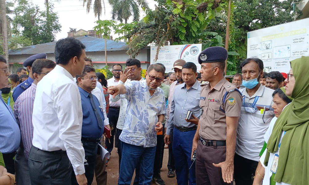 হঠাৎ বরিশাল সদর হাসপাতাল পরিদর্শনে স্বাস্থ্যমন্ত্রী, কর্মচারীকে বরখাস্ত