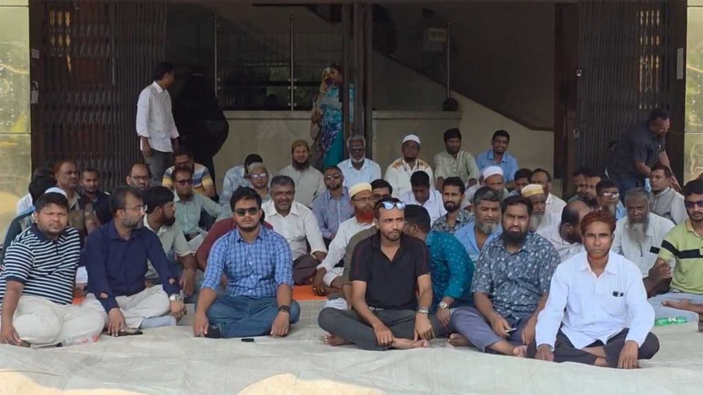 পবিপ্রবিতে ভিসি অপসারণ দাবিতে তৃতীয় দিনের কর্মবিরতি, প্রশাসনিক ভবনের সামনে অবস্থান