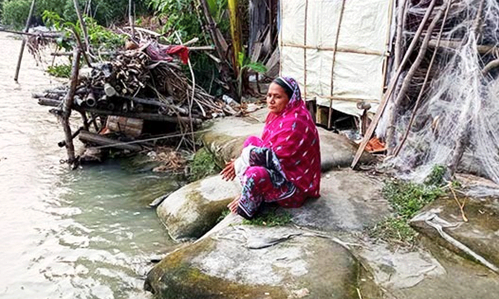 চারবার ভাঙনে নিঃস্ব দম্পতি, জিওব্যাগে সংসার