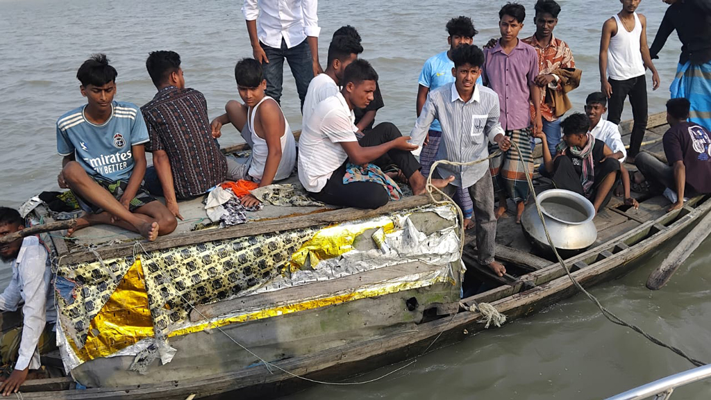 তেঁতুলিয়া নদীর মাঝখানে ট্রলারের ইঞ্জিন বিকল, ৯৯৯-এ কল দিয়ে মিলল উদ্ধার