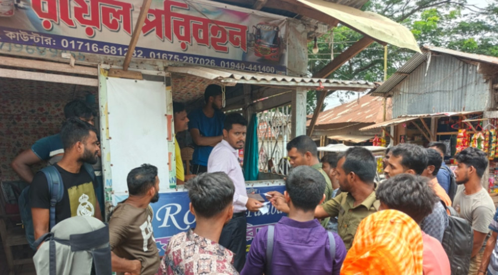 নেছারাবাদে অতিরিক্ত ভাড়া আদায়ের দায়ে দুই পরিবহনকে জরিমানা