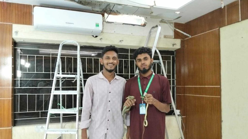 বরিশাল ডিআইজির কার্যালয় থেকে এক জোড়া কালনাগিনী সাপ উদ্ধার