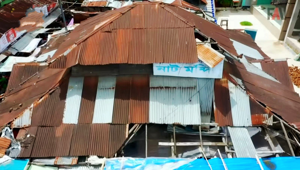 ঐতিহ্য রক্ষার দাবিতে প্রতিবাদের মুখে ঝালকাঠির বারোচালা ভাঙা স্থগিত