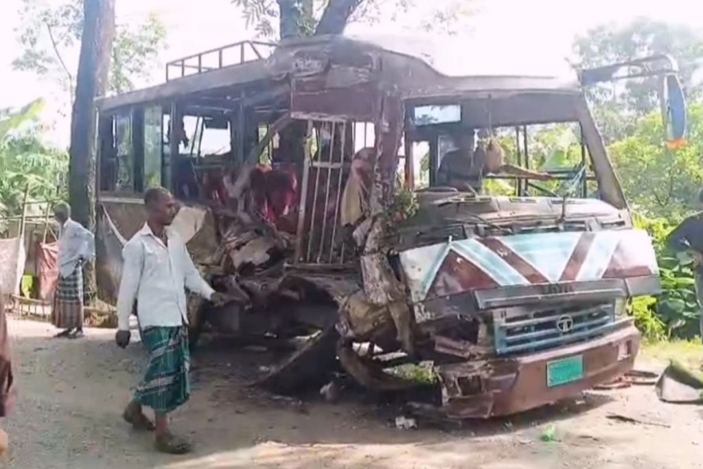 ঢাকা-বরিশাল মহাসড়কের কালকিনিতে দুই বাসের মুখোমুখি সংঘর্ষ, আহত ২০