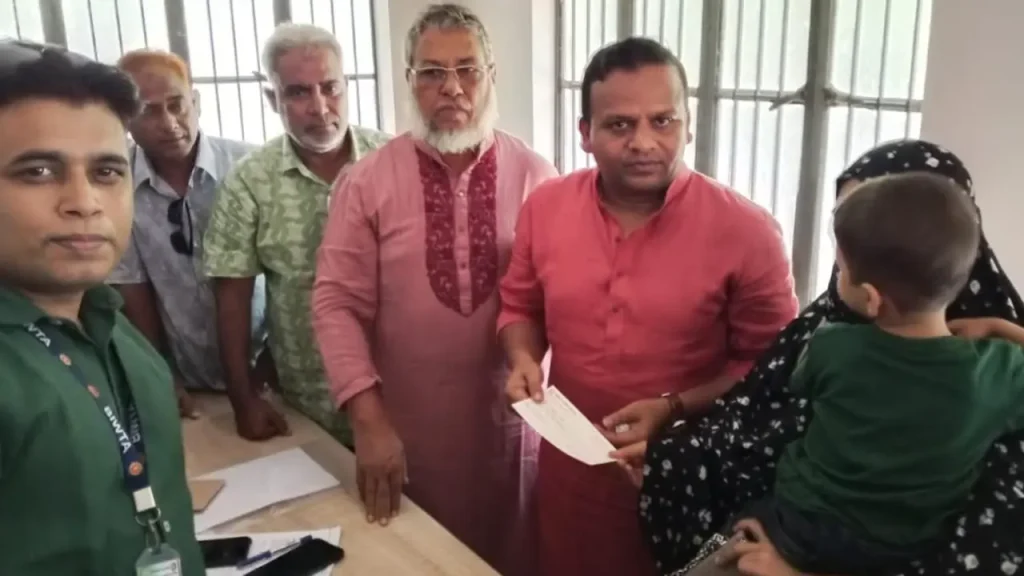 সদরঘাটে লঞ্চ দুর্ঘটনায় নিহত সেই পরিবারের হাতে ৫ লাখ টাকা তুলে দিলেন নৌপ্রতিমন্ত্রী