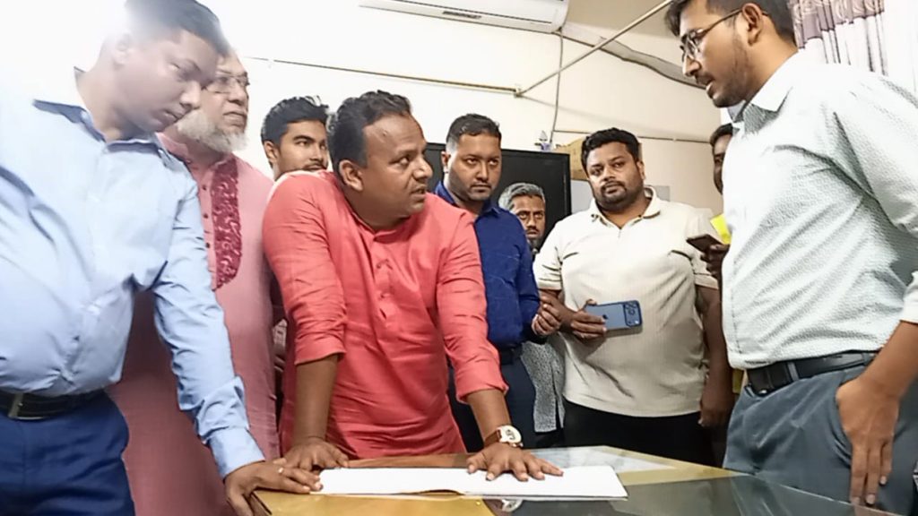 মেহেন্দীগঞ্জ স্বাস্থ্য কমপ্লেক্সে প্রতিমন্ত্রীর ঝটিকা পরিদর্শন, স্বাস্থ্য কর্মকর্তাকে তিরস্কার