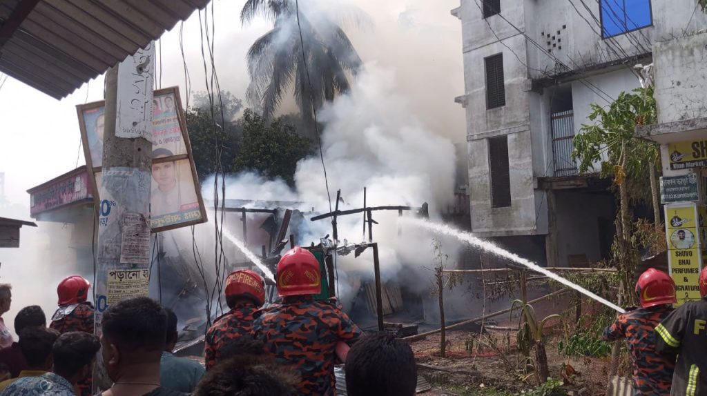 রাজাপুরে আগুনে পুড়ল কাপড়ের দোকান