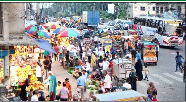 চৌমাথা বাজারের সামনে মহাসড়ক দখল: দীর্ঘ যানজট নিয়ন্ত্রণে হিমশিম ট্রাফিক পুলিশ