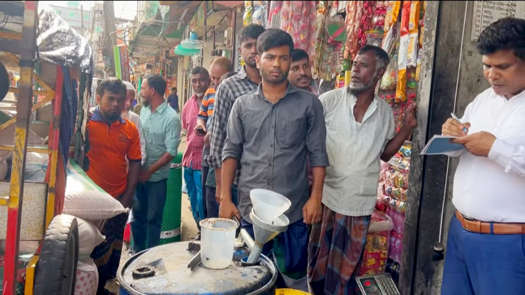 ভোলায় টিসিবির পণ্য খোলা বাজারে বিক্রির অভিযোগ, দোকানি আটক