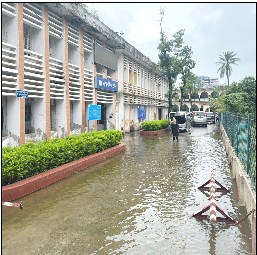 বৃষ্টিতে বিএম কলেজে সৃষ্টি হয়েছে জলাবদ্ধতা