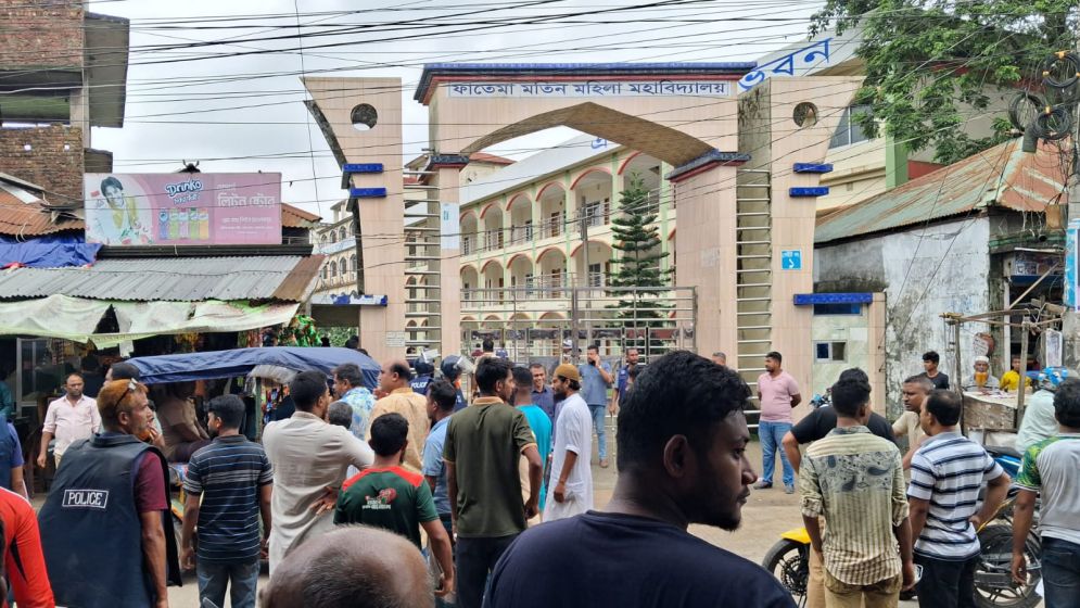 কঠিন প্রশ্ন করায় ও নকল করতে না দেওয়ায় ভোলায় কেন্দ্রে হামলা এইচএসসি পরীক্ষার্থীদের