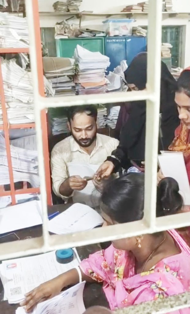 স্বরূপকাঠি সরকারি কলেজে প্রবেশপত্র বিতরণে অর্থ আদায়ের অভিযোগ