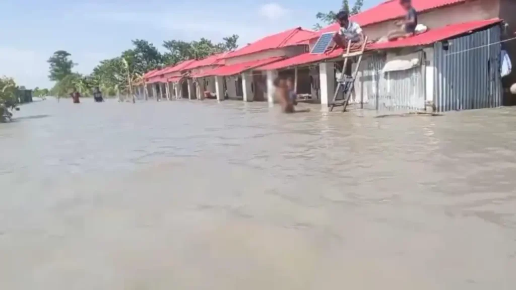 মনপুরায় নিম্নাঞ্চল প্লাবিত, পানিবন্দি ১০ হাজার মানুষ 