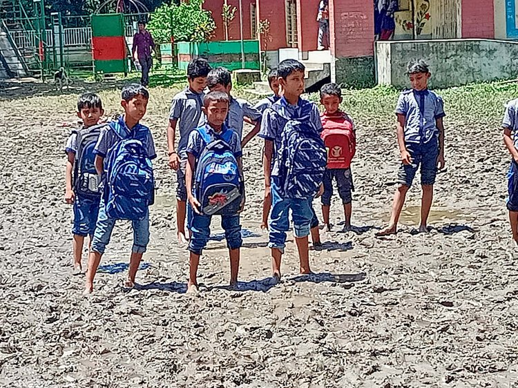 মুলাদীতে কর্দমাক্ত বিদ্যালয় মাঠে দুর্ভোগ, কাদায় পিছলে আহত হচ্ছে শিক্ষার্থীরা