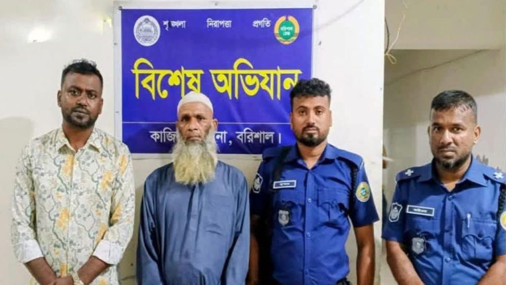 মসজিদে নামাজরত ছোট ভাইকে কুপিয়ে হত্যা: এক মাস পর নোয়াখালী থেকে গ্রেপ্তার বড় ভাই
