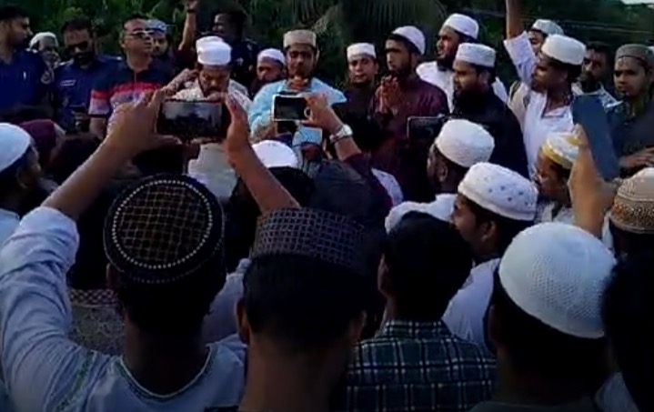 বানারীপাড়ায় মহানবীকে নিয়ে  কটুক্তির প্রতিবাদে তৌহিদী জনতার বিক্ষোভ মিছিল-সমাবেশ ও সড়ক অবরোধ
