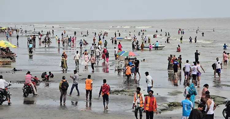 কুয়াকাটায় বাড়ছে পর্যটকের ভিড়, স্বস্তিতে ব্যবসায়ীরা