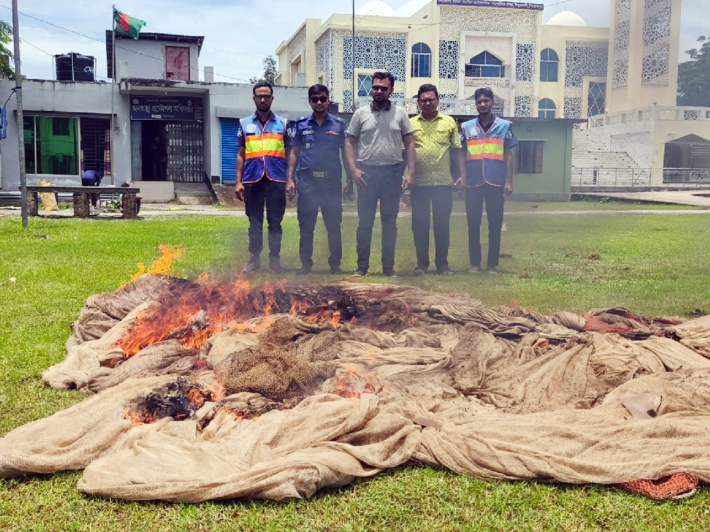 পিরোজপুরে বলেশ্বর নদে যৌথ অভিযানে ৩টি অবৈধ বাঁধা জাল ধ্বংস পিরোজপুরে বলেশ্বর নদে যৌথ অভিযানে ৩টি অবৈধ বাঁধা জাল ধ্বংস
