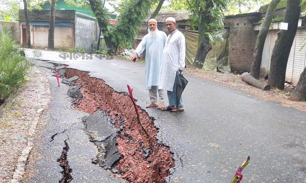 আমতলীতে হঠাৎ দেবে গেল নির্মীয়মাণ ৫ কোটি টাকার সড়কের একাংশ আমতলীতে হঠাৎ দেবে গেল নির্মীয়মাণ ৫ কোটি টাকার সড়কের একাংশ