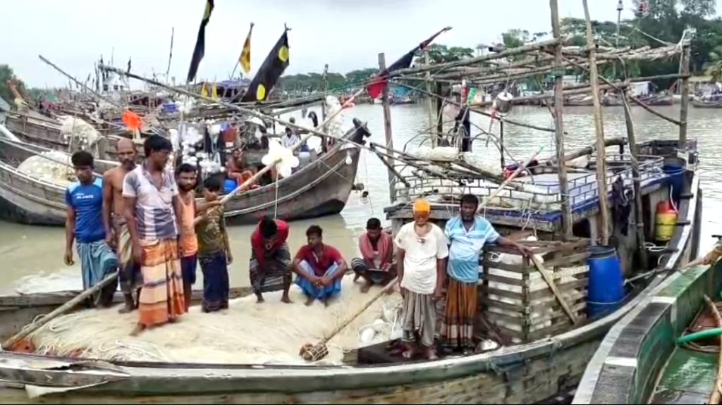 বঙ্গোপসাগরে মাছ ধরার ট্রলারে জলদস্যুদের হানা, আহত ১২ বঙ্গোপসাগরে মাছ ধরার ট্রলারে জলদস্যুদের হানা, আহত ১২