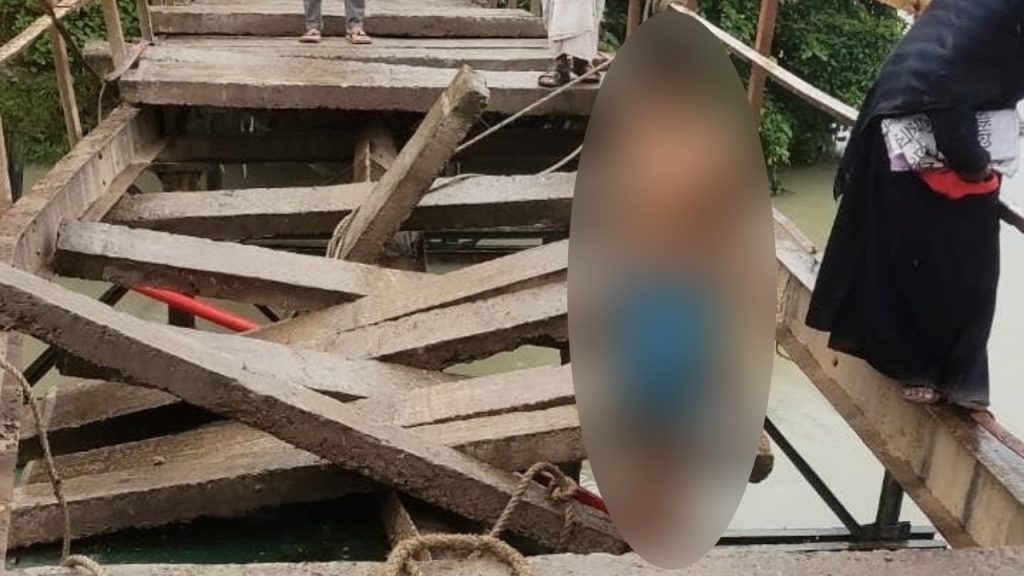 বাল্কহেডের ধাক্কায় সেতু ভেঙে খালে, ৫ গ্রামের যোগাযোগ বিচ্ছিন্ন