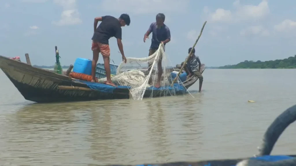সমু‌দ্রে মাছ ধরতেও চাঁদা চান বিএনপি নেতা
