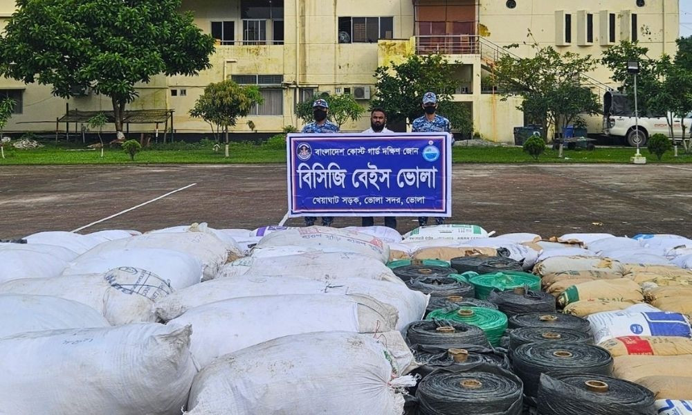 ভোলায় বিপুল পরিমাণ পলিথিনসহ আটক ১
