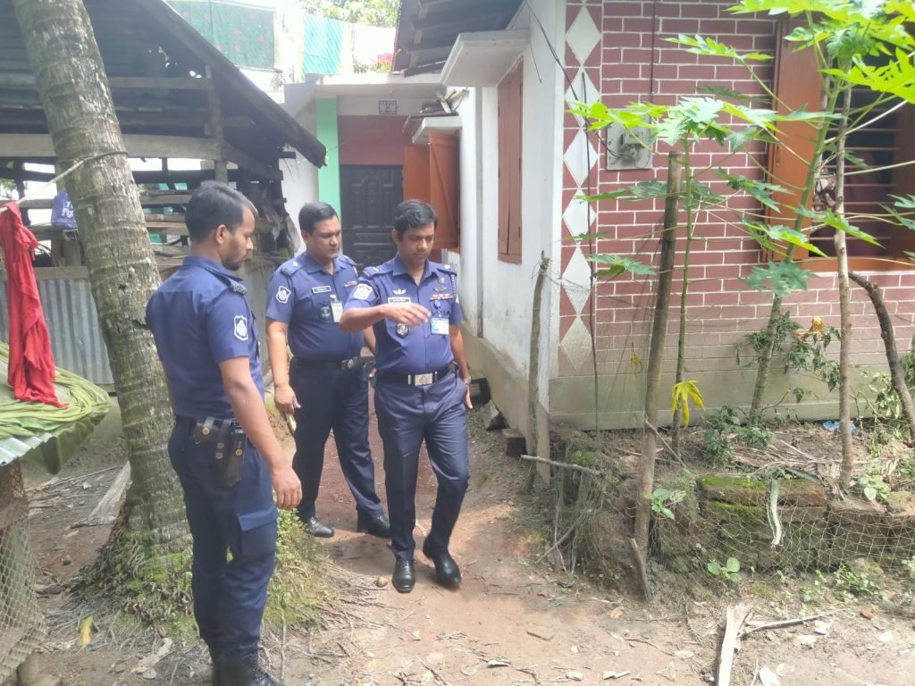 বাবুগঞ্জে অবসরপ্রাপ্ত পুলিশ সদস্যের বাড়িতে অস্ত্রের মুখে ডাকাতি