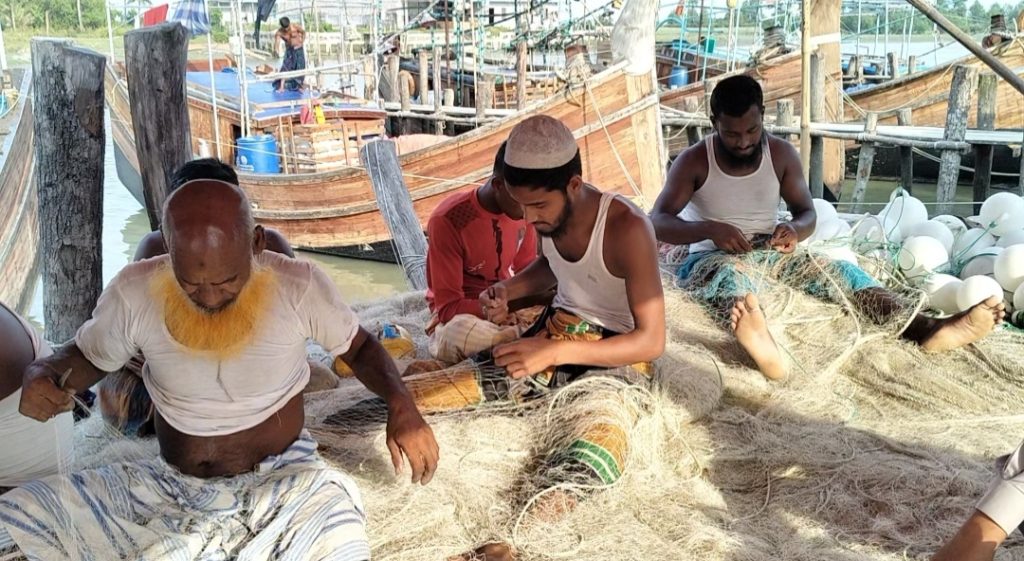 মাছের সংকট, বাড়ছে ঋণের বোঝা জেলের