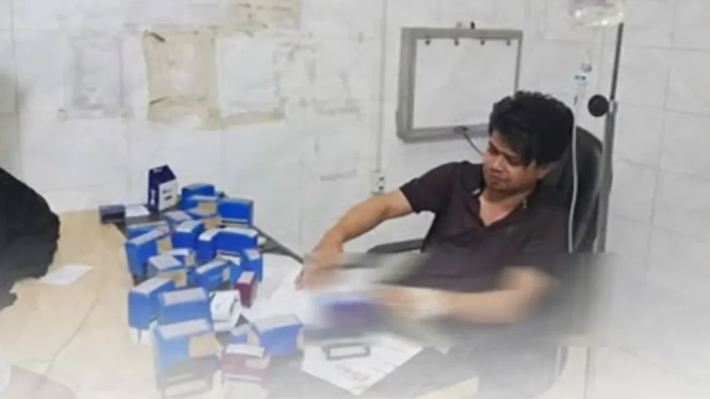 ভোলায় চিকিৎসক সংকট: নিজের শরীরে স্যালাইন নিয়েই রোগী দেখলেন ডাক্তার