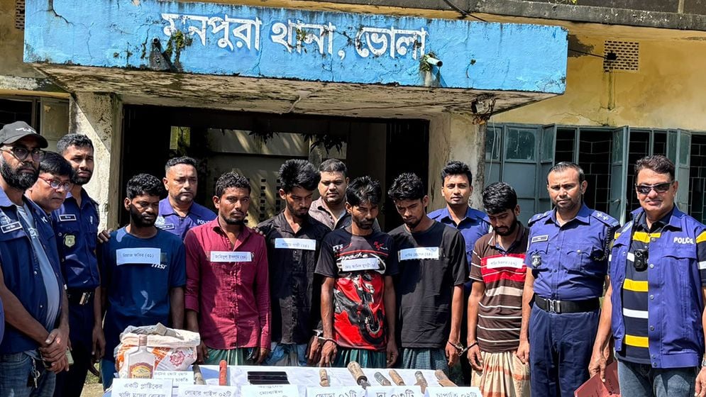 মেঘনায় ডাকাতির সময় ৬ জলদস্যুকে পুলিশে দিলেন জেলেরা