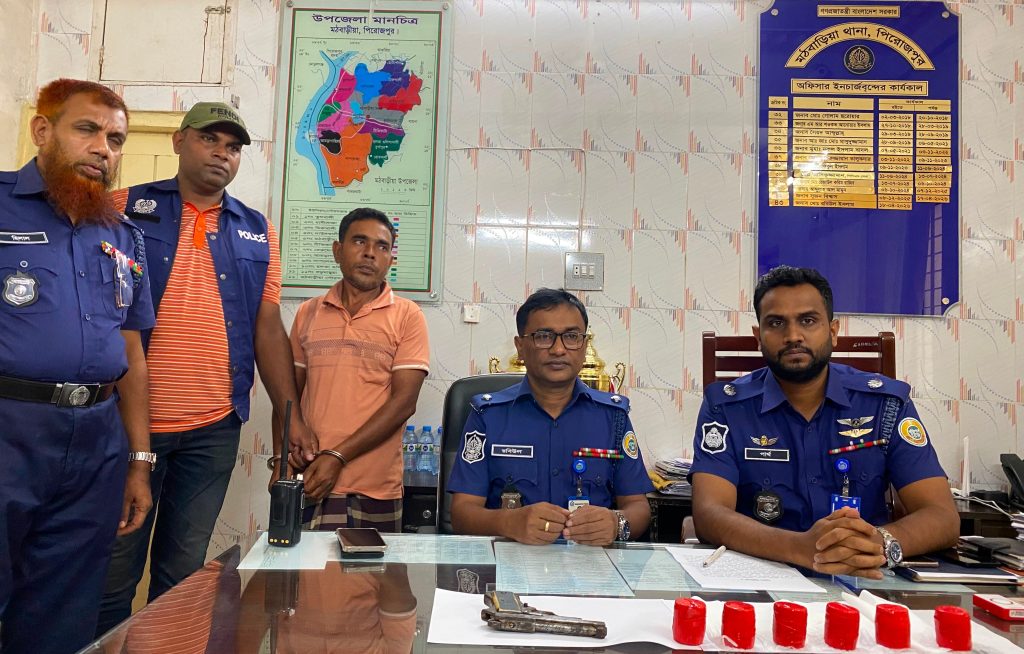 মঠবাড়িয়ায় অস্ত্র ও ককটেলসহ আন্তঃজেলা ডাকাত সরদার গ্রেপ্তার