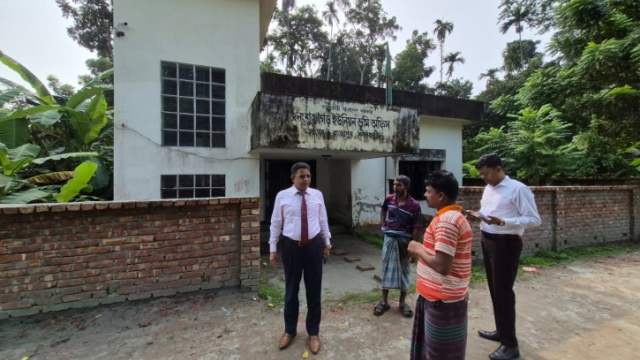 রাজাপুরে বিভাগীয় কমিশনারের হানা: নেই কর্মকর্তা-কর্মচারী, ভূমি অফিসে ঝুলছিল তালা