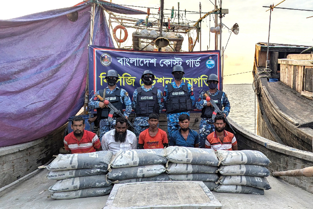 ভোলায় মিয়ানমারে পাচারের সময় ৬৫০ বস্তা সিমেন্ট জব্দ, আটক ৫