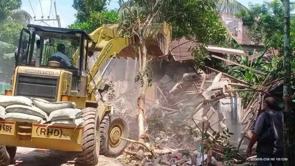 পিরোজপুরে সওজের জমিতে থাকা বাড়ি উচ্ছেদ
